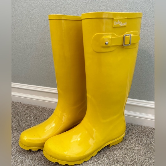 Shoes - Yellow rainboots size 10